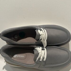 Sperry Men’s Gray Loafers with Plush Insole Step and White Laces. Size 7.5